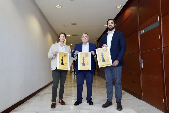 El edil delegado de Deporte, Borja Vivas, acompañado del director general de Deporte de Diputación, Javier Díaz Casanova, y el presidente de la Federación Andaluza de Ajedrez, Fco. Javier Rubio, presenta el XVII Open Internacional de Ajedrez Ciudad Mála