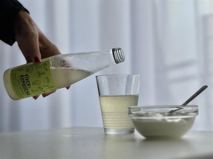 La kombucha es una bebida fermentada, como el yogurt, con alta cantidad de probióticos, baja en calorías y de fácil digestión.