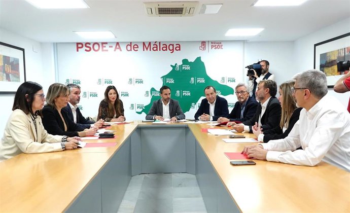 El secretario general del PSOE de Málaga, Daniel Perez, en reunion con el gabinete parlamentario del PSOE de Mal