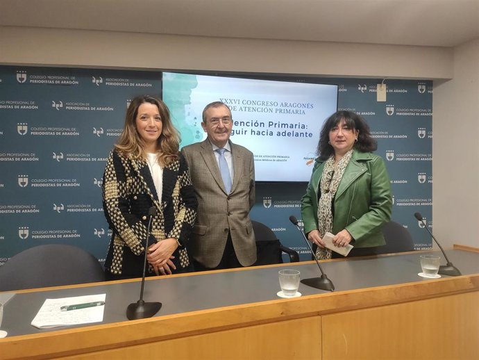 La médica de familia del centro de salud de Alagón Laia Homedes, el presidente de FASAMET y del Sindicato de Médicos de Atención Primaria, Leandro Catalán,  y la presidenta del XXXVI Congreso Aragonés de Atención Primaria, Mar Gracia.