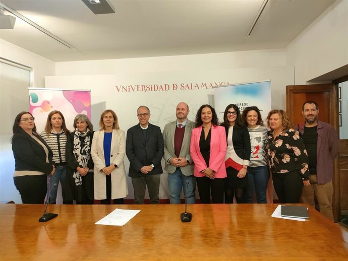 Integrantes del Centro en Derechos Humanos y Políticas Públicas de la USAL junto al vicerrector, José Miguel Mateos Roco, quinto por la izquierda, en Salamanca