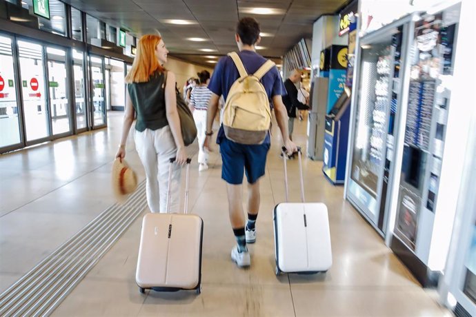 Archivo - Varios pasajeros caminan en las instalaciones de la Terminal 1 del Aeropuerto Adolfo Suárez Madrid Barajas.