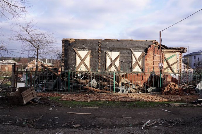 Archivo - April 14, 2022, Sumy, Ukraine: A house destroyed by Russian shelling is pictured in Sumy, northeastern Ukraine.,Image: 683526839, License: Rights-managed, Restrictions: , Model Release: no, Credit line: Anna Voitenko / Zuma Press / ContactoPho