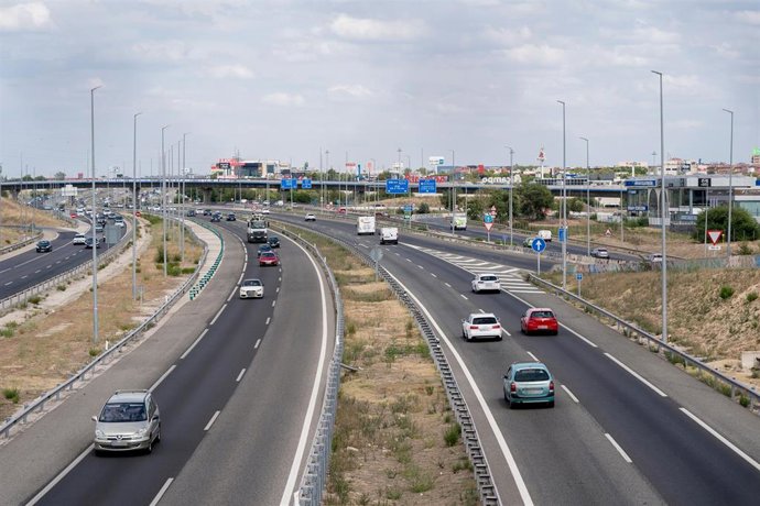 Archivo - Varios coches circulan por la autovía A-5, a 1 de septiembre de 2023, en Madrid (España).