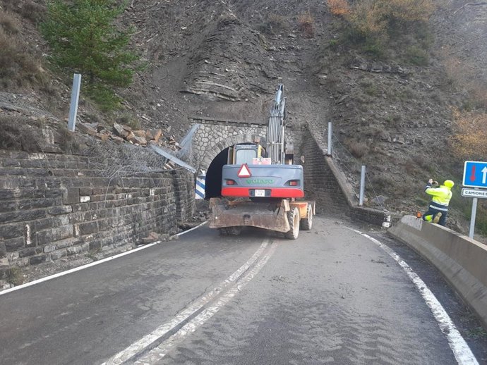 Desprendimiento de rocas en la boca del túnel de Gavín, que da acceso al puerto de Cotefablo (Huesca).