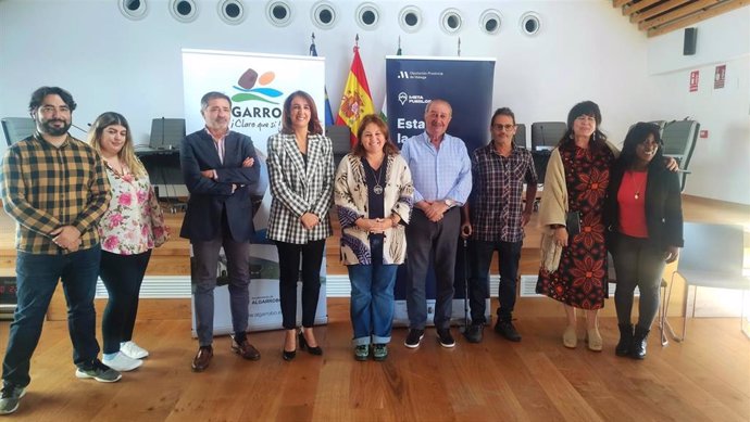La vicepresidenta de Ciudadanía y Equilibrio Territorial, Antonia Ledesma, ha firmado en Algarrobo un convenio de colaboración de la Diputación  con dos empresas de agroecología (Bioalgarrobo y Frutorganic) y con el Ayuntamiento de la localidad.