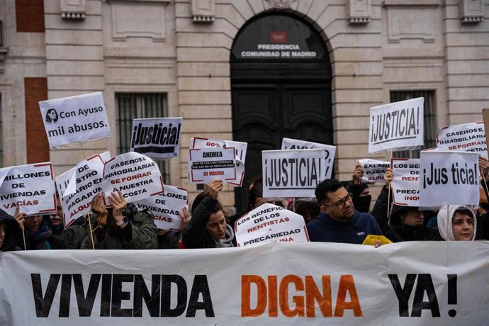 Varias personas protestan con carteles durante una manifestación por el Bono Joven de Alquiler, en la Puerta del Sol, a 4 de noviembre de 2023, en Madrid (España). 