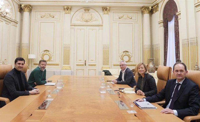 Reunión entre el grupo juntero del PP y representantes del Gobierno foral de Gipuzkoa en la ronda de presupuestos