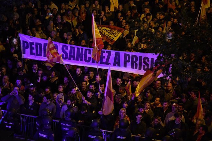 Decenas de personas protestan en la sede del PSOE (calle Ferraz de Madrid), a 3 de noviembre 