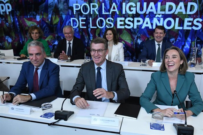 (I-D) El coordinador general del PP, Elías Bendodo; el presidente del Partido Popular, Alberto Núñez Feijóo y la secretaria general del PP, Cuca Gamarra, durante la reunión de la Junta Directiva Nacional, en la sede de Génova, a 6 de noviembre de 2023, 