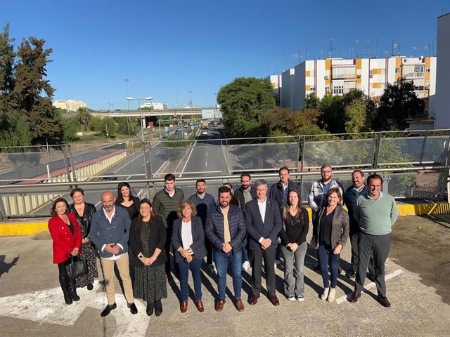 El secretario general del PP de Sevilla, José Ricardo García, con miembros del PP de la comarca del Aljarafe.