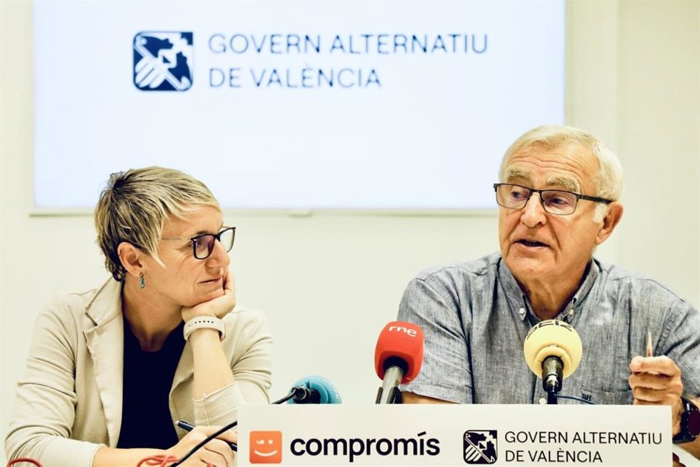 Archivo - La portavoz adjunta de Compromís en el Ayuntamiento de Valncia, Papi Robles, y el portavoz de la formación en el consistorio y exalcalde, Joan Ribó, en un imagen de archivo. 