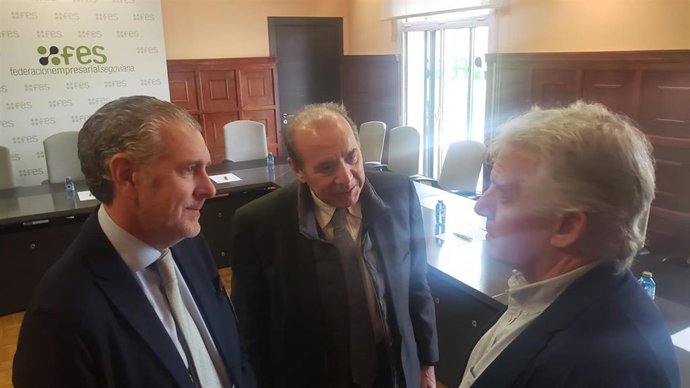 El presidente de la Confederación del Metal, José Miguel Guerrero (centro), con el presidente de FES, Andrés Ortega (izda), y el presidente de AMES, Pepe Horcajo.