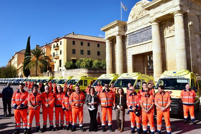 Catalina García (centro), en la presentación de las nuevas ambulancias del 061.