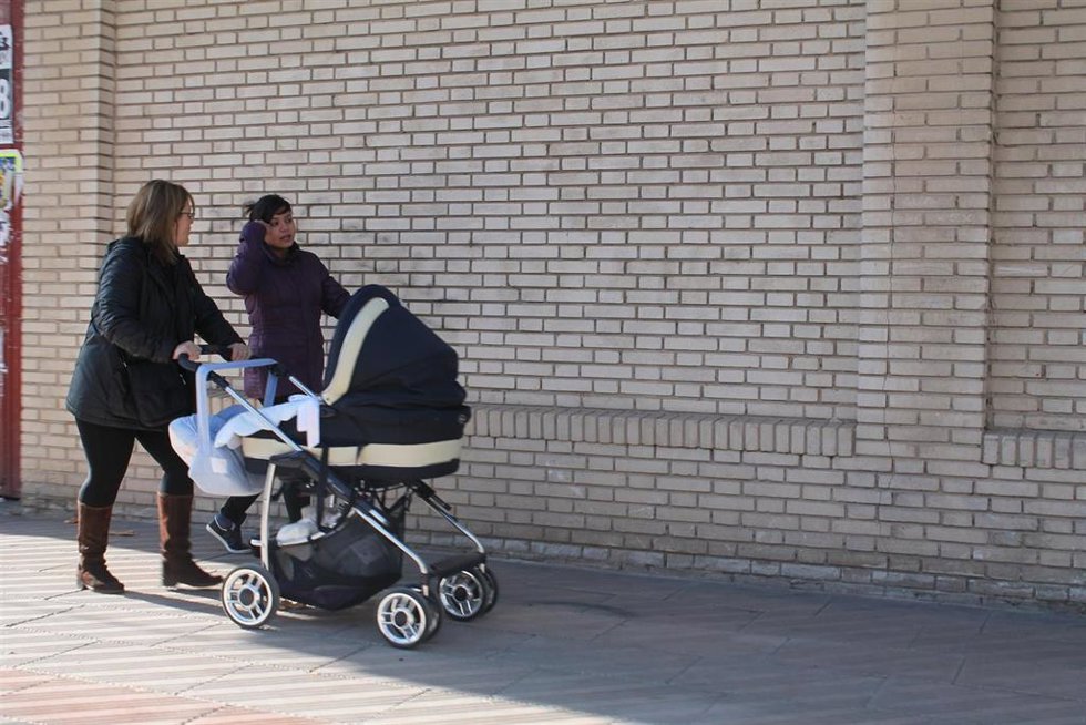 Archivo - Mujer con un carrito de bebé