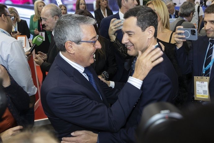 El presidente de la Diputación de Málaga y de Turismo Costa del Sol, Francisco Salado, saluda al presidente de la Junta, Juanma Moreno, en la World Travel Market de Londres.
