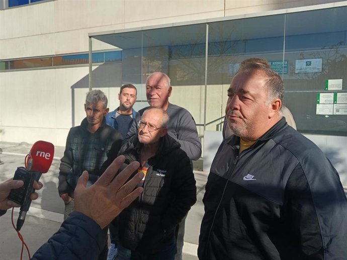 Representantes de las asociaciones de mariscadores de a pie en Huelva.