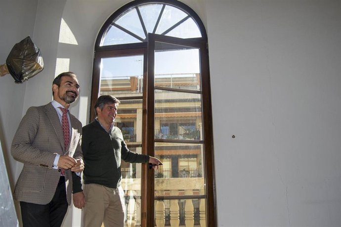 El delegado de Desarrollo Económico, Promoción y Empleo de la Diputación de Córdoba, Félix Romero (izda.), y el alcalde de Montilla, Rafael Llamas, durante su encuentro.
