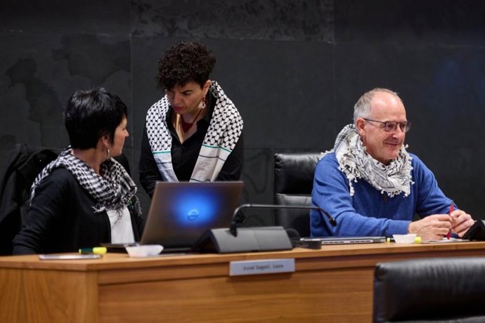 I-D: Los parlamentarios de EH Bildu Laura Aznal, Eneka Maiz y Adolfo Araiz, en el pleno del Parlamento de Navarra.