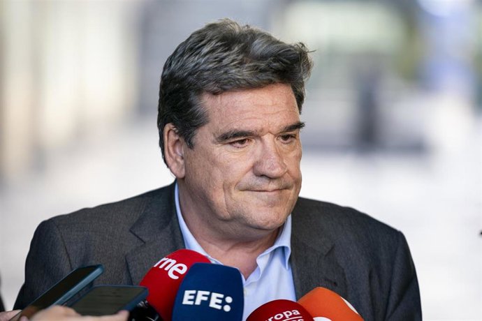 El ministro de Inclusión, Seguridad Social y Migraciones, José Luis Escrivá, atiende a medios a su llegada al Centro de Recepción, Atención y Derivación (CREADE) de Pozuelo de Alarcón, a 30 de octubre de 2023, en Pozuelo de Alarcón, Madrid (España). 150