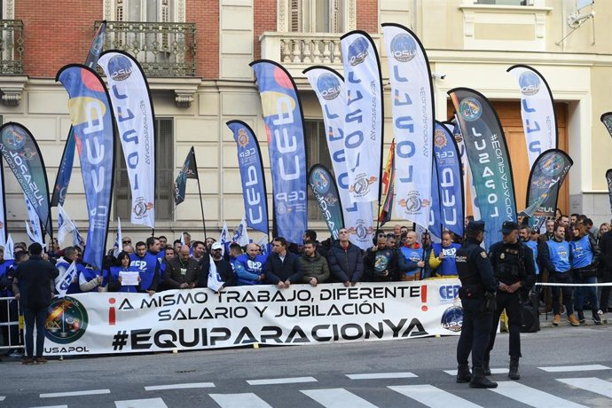 Agentes de Policía Nacional delante de una concentración de sindicatos de Policía JUPOL y CEP junto a las asociaciones de Guardia Civil JUCIL y AEGC, frente al Ministerio del Interior, a 6 de noviembre de 2023, en Madrid (España). 