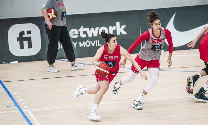 La capitana de la selección española, Silvia Domínguez, en un entrenamiento.