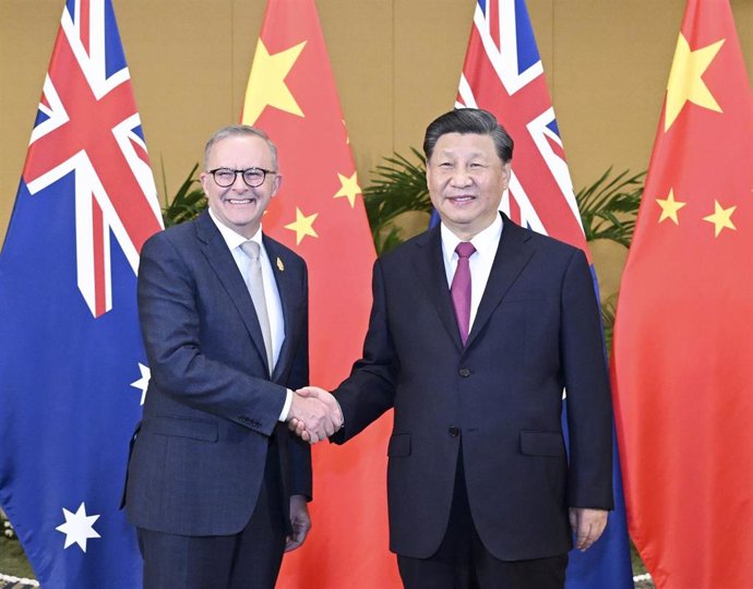 Archivo - El presidente chino, Xi Jinping, junto al primer ministro australiano, Anthony Albanese, en una imagen de archivo. 