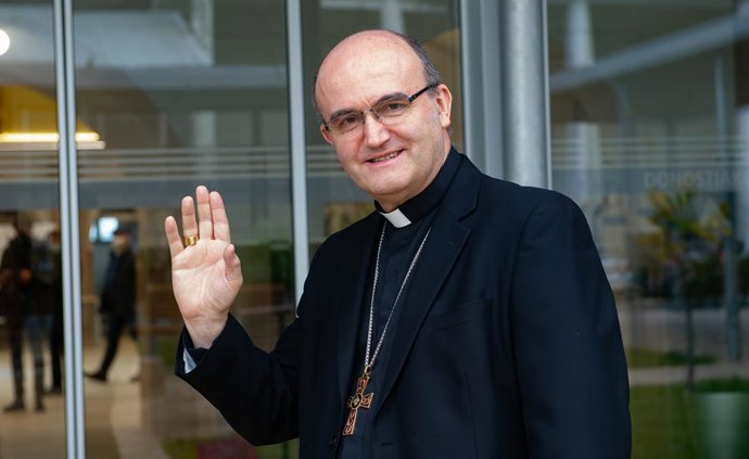 Archivo - El que fuera obispo de San Sebastián, José Ignacio Munilla, saluda tras su nombramiento por el Papa como nuevo obispo de Orihuela-Alicante, a 7 de noviembre de 2021, en San Sebastián, Gipuzkoa, Euskadi, (España). Munilla era obispo de San Seba