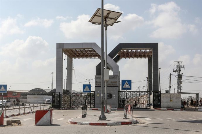 02 November 2023, Palestinian Territories, Rafah: A view of the gate to the Rafah Border Crossing with Egypt. Palestinians with foreign passports continue to cross into Egypt amid the ongoing conflict between Israel and the Palestinian group Hamas. Phot