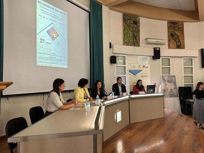 Junta y Confederación Granadina de Empresarios llevan la cultura emprendedora a las aulas.