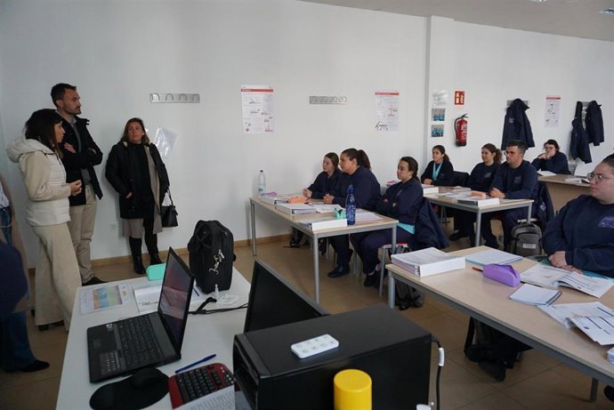 La delegada de Empleo, María Dolores Gálvez (izda.), en la visita a uno de los proyectos.