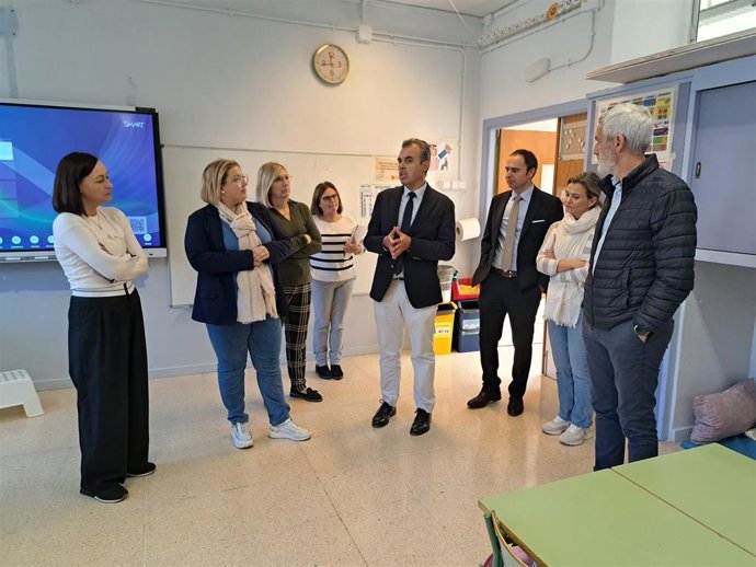 El conseller de Educación y Universidades, Antoni Vera, inicia la visita a los centros educativos de Llucmajor