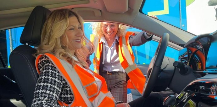 La vicepresidenta segunda y consejera de Economía, Empleo e Industria del Gobierno de Aragón, Mar Vaquero, en las instalaciones de ARPA en La Muela (Zaragoza)