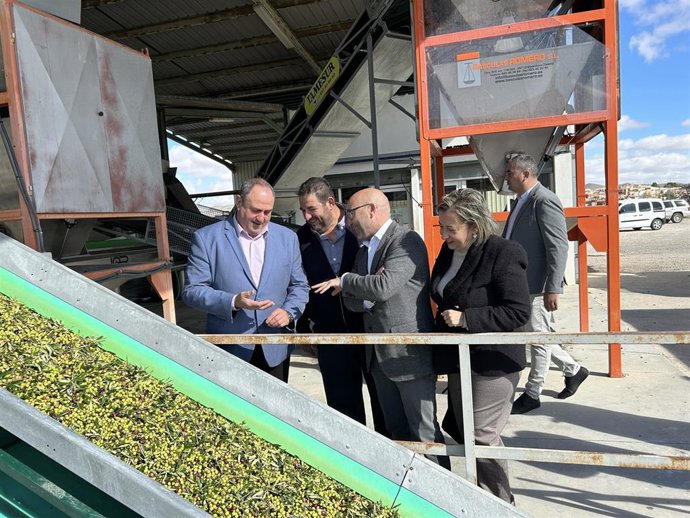 El consejero de Agricultura, Ganadería y Desarrollo Rural, Julián Martínez Lizán, en Ontur.