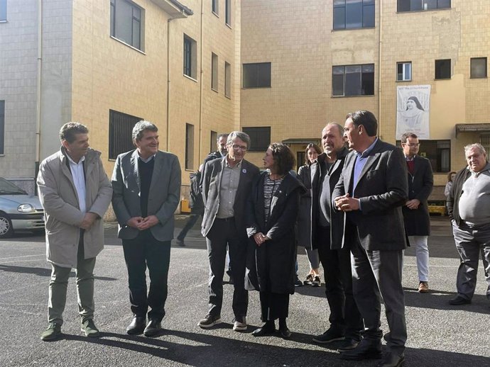 El ministro José Luis Escrivá y la consejera Melania Álvarez durante su visita a San Martín del Rey Aurelio