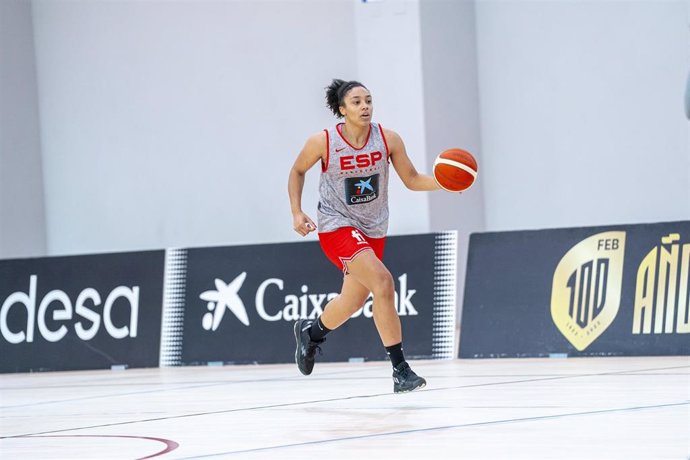 La escolta del Casademont Zaragoza y la selección española Helena Oma, en un entrenamiento.