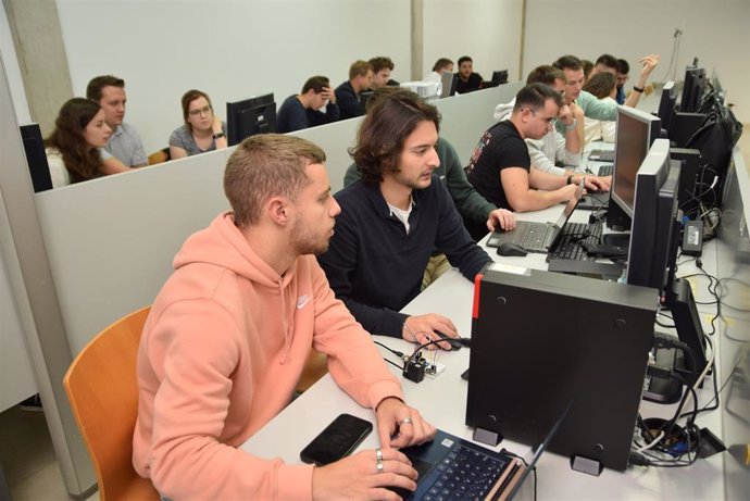 Studiantes de EUt+ configurando el dispositivo, supervisados por Laura García, Rafael Asorey y Antonio Javier García