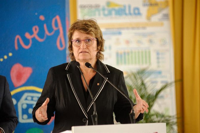 Archivo - La consellera de Educación, Anna Simó comparece ante los medios de comunicación en una imagen de archivo 