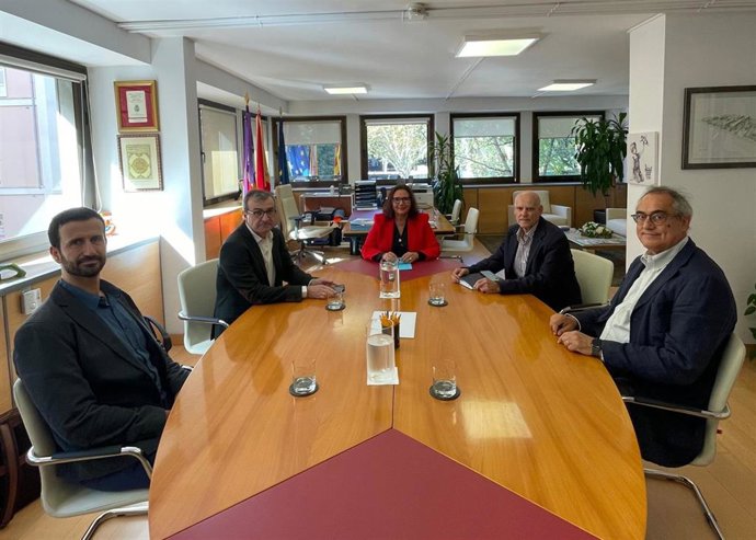 La consellera de Salud, Manuela García, recibe en audiencia a la Sociedad Española de Enfermedades Infecciosas y Microbiología Clínica