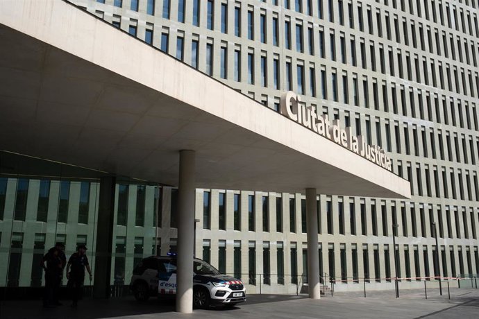 Archivo - Vista de la fachada de la Ciutat de la Justicia, a 2 de agosto de 2023, en Barcelona, Catalunya (España). 