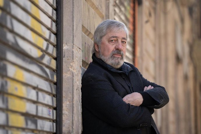 El escritor Sorj Chalandon posa el día de la presentación del libro Hijo de un bastardo, en La Central del Raval, a 6 de noviembre de 2023, en Barcelona