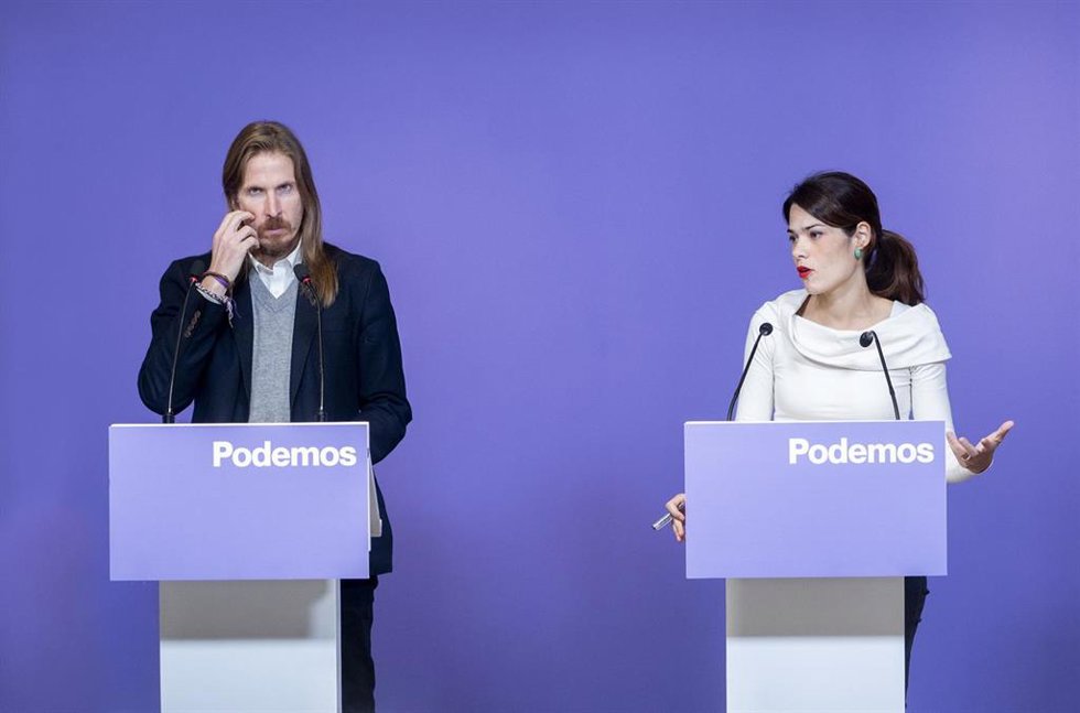Los portavoces de Podemos Pablo Fernández e Isa Serra, durante una rueda de prensa, en la sede de Podemos, a 6 de noviembre de 2023, en Madrid (España). 