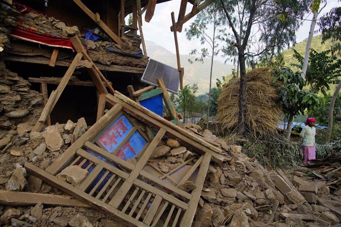 Viviendas destruidas por el terremoto en Rukum, Nepal