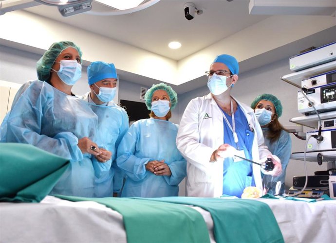 Catalina García (izda.) en la visita al quirófano inteligente del Hospital Reina Sofía de Córdoba.