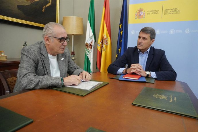 El delegado del Gobierno de España en Andalucía, Pedro Fernández (d.), y el presidente de la Confederación Hidrográfica del Guadalquivir (CHG), Joaquín Páez, este lunes