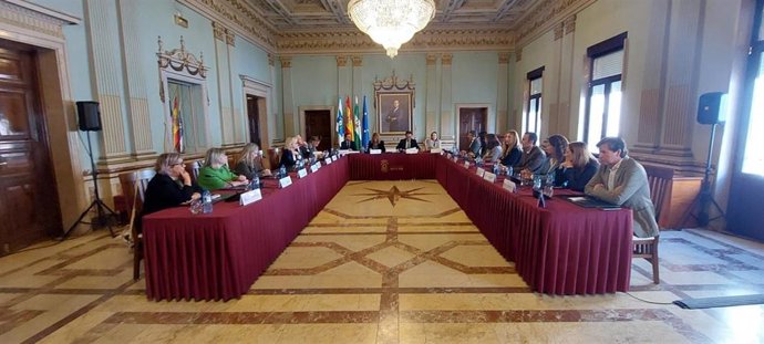 Ayuntamiento y Junta de Andalucía presentan el proyecto de la Ciudad de la Justicia de Huelva a los agentes jurídicos.