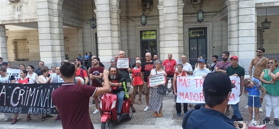 Archivo - Concentración en la puerta de los juzgados donde la plataforma Barrios Hartos presentaba un escrito para exigir que se llegue "al fondo de la cuestión" de los cortes de luz