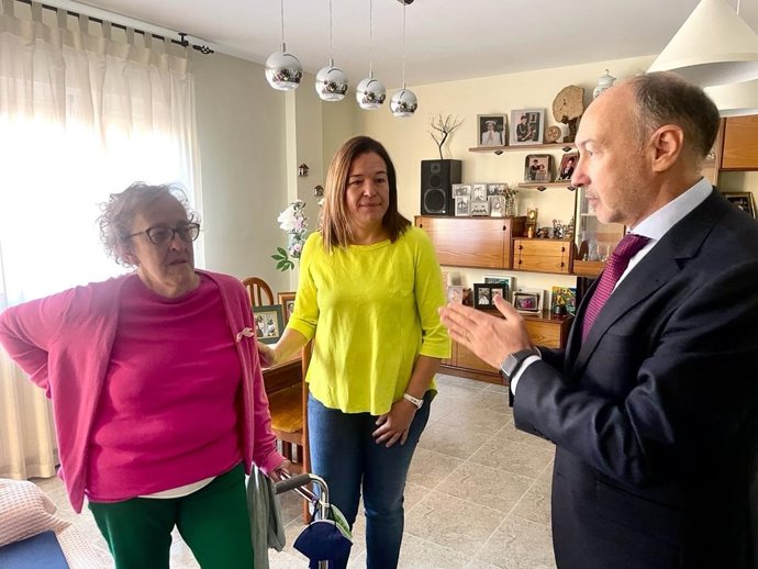 El delegado del Gobierno en Aragón, Fernando Beltrán, visita a una usuaria del proyecto 'Rumbo', en Caspe.