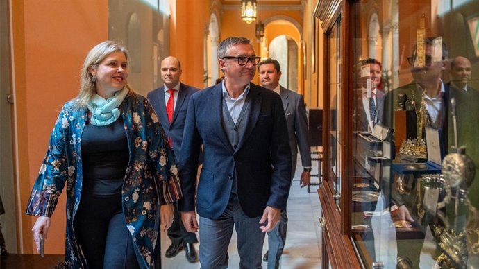 La portavoz del Grupo Municipal Vox en el Ayuntamiento de Sevilla, Cristina Peláez, y el portavoz en el Parlamento de Andalucía, Manuel Gavira, este lunes en el Consistorio de la capital.