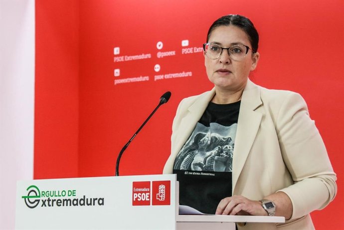 La secretaria de Organización del PSOE de Extremadura Marisol Mateos, ofrece una rueda de prensa